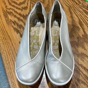 Fly London silver metallic leather Wedge women’s Shoes‎ Size 40.